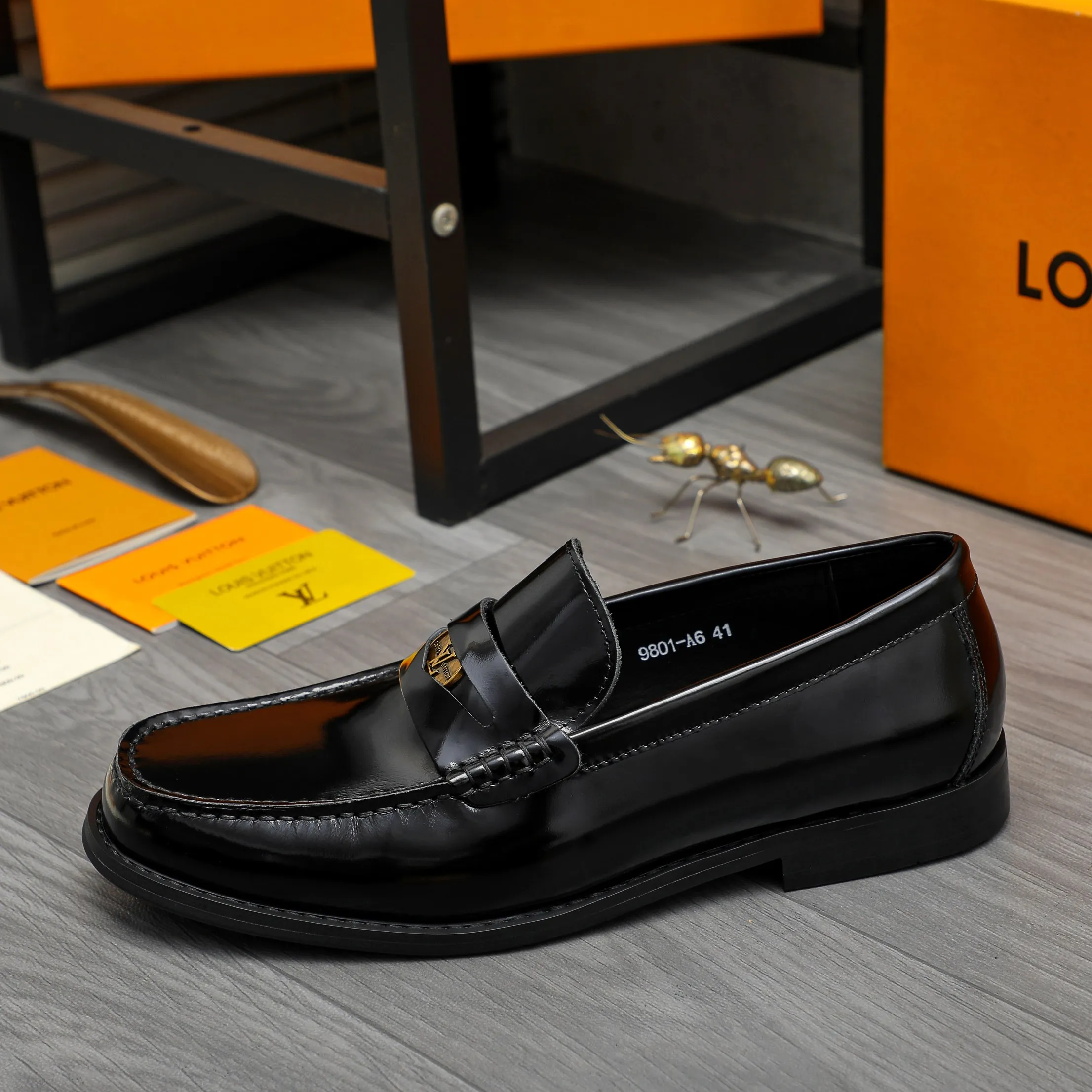 Men's shoes 💰p460 Product trademark: LV (Louis Vuitton) business slip-on leather shoes. Regular size: 38-45 (45 is custom-made and non-returnable) Product materials: Selected high-quality pearlescent cowhide upper, cowhide lining, original rubber outsole